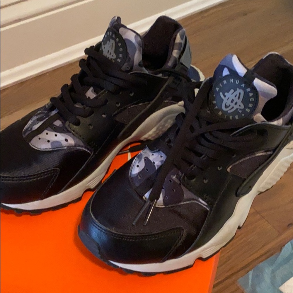 Sneakers -women’s Nike huarache